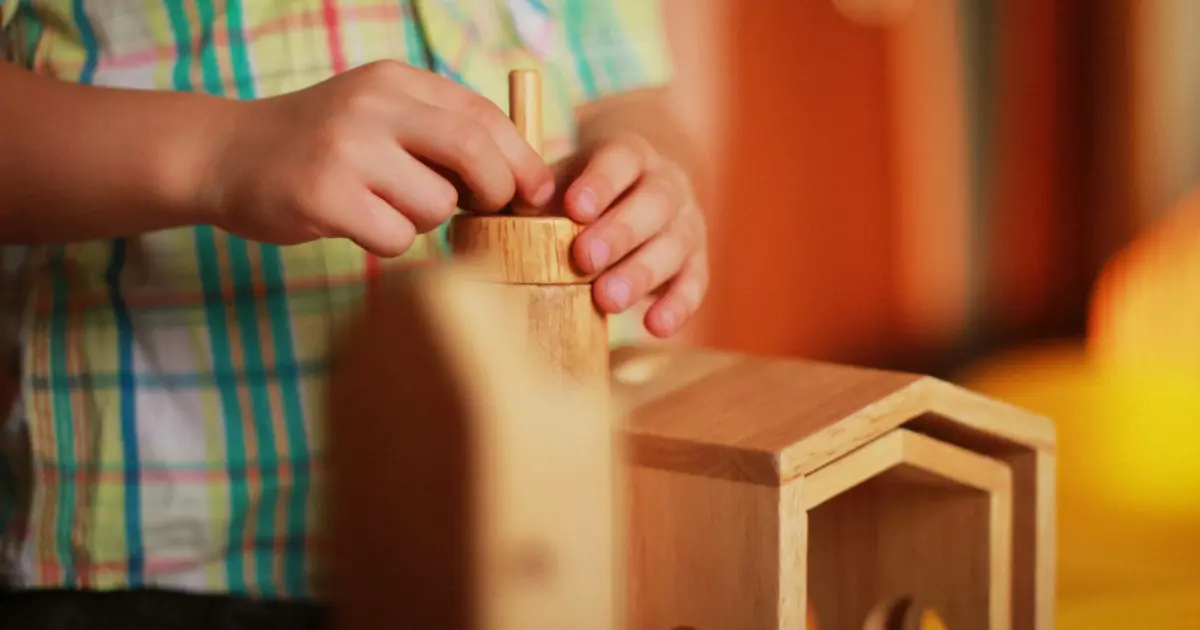 Établi, boîte à outils, camions à construire : les jeux de bricolage pour enfant