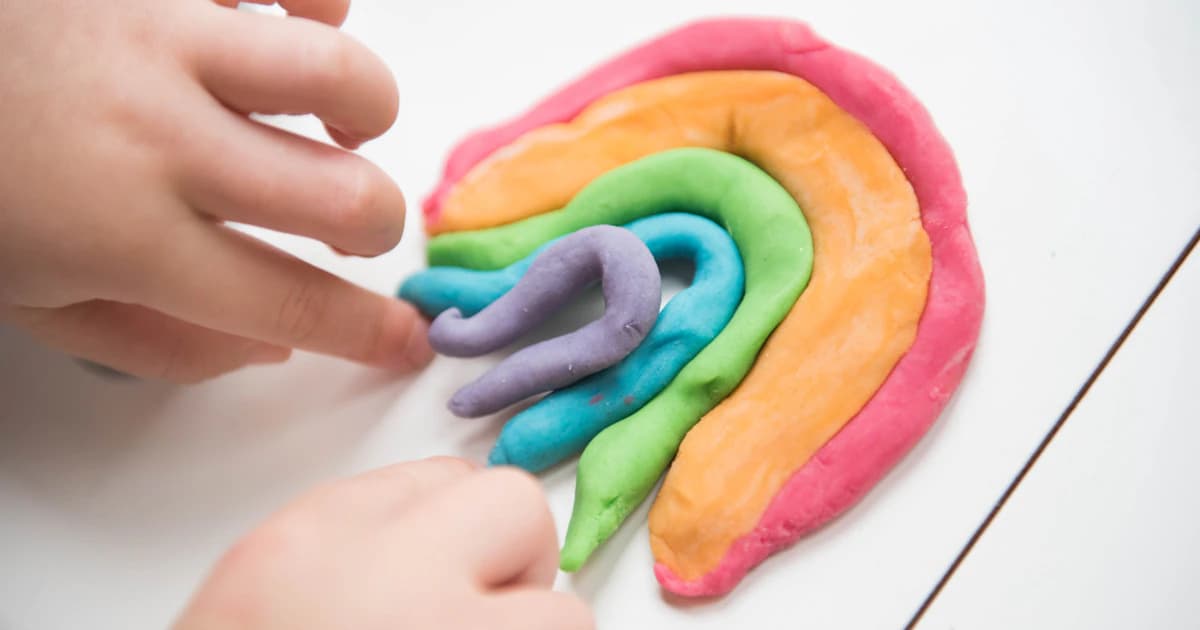 Pâte à modeler : à quel âge commencer, et laquelle choisir