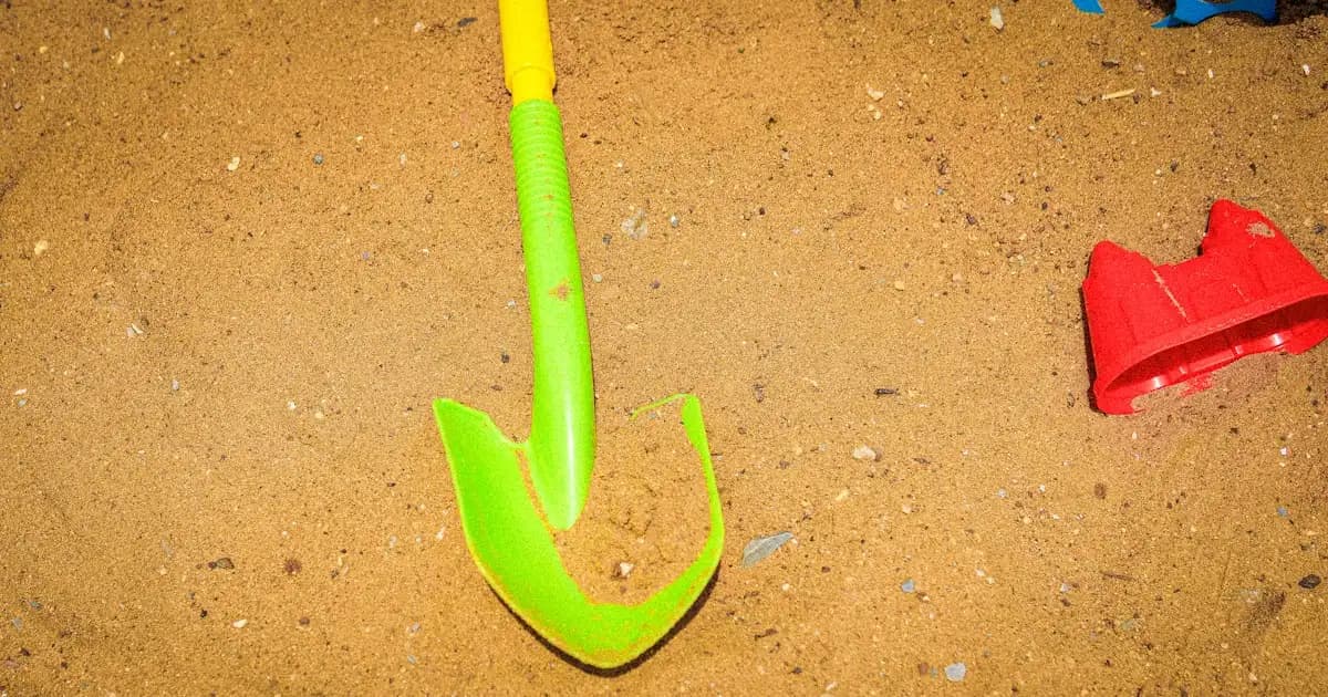 Bac à sable enfant : quel modèle choisir (et 180 kg de sable à prévoir)