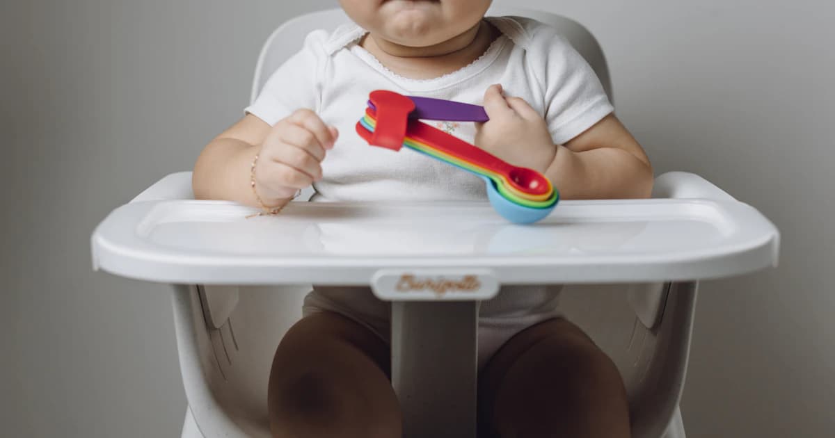 Siège bébé au sol : pratique ou à éviter ? Ce que recommande la HAS