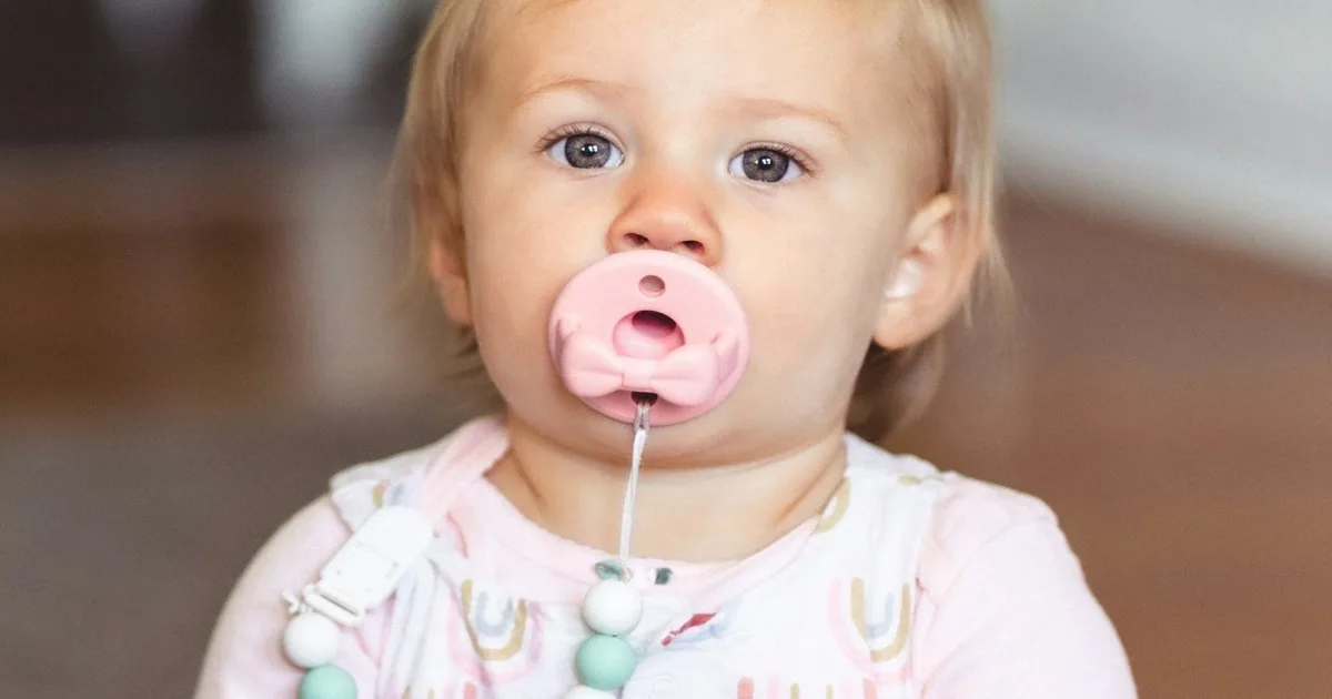 Sevrage de la tétine : les méthodes, les risques et ce que disent vraiment les parents