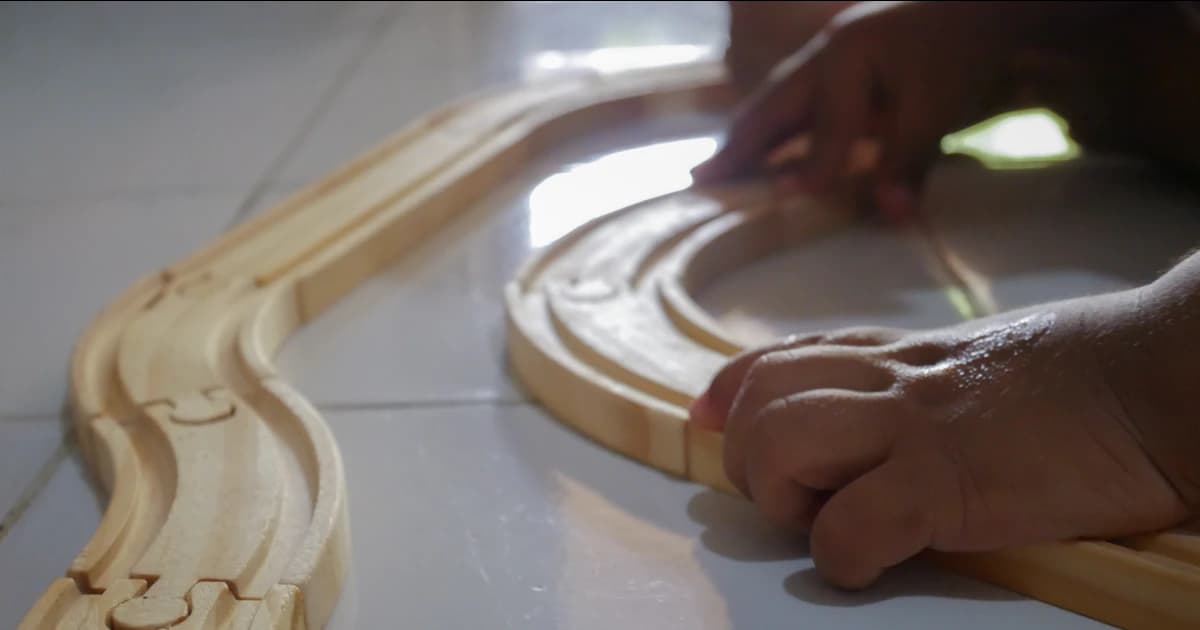 Train en bois enfant : du train à tirer à la table de circuit