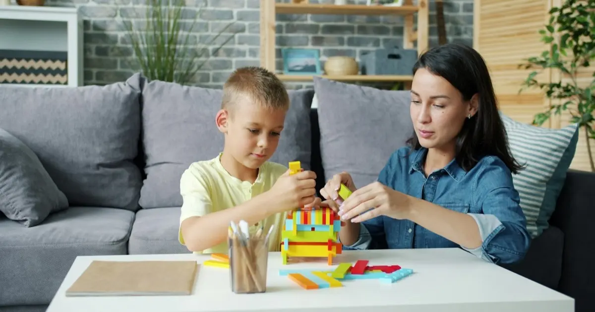 Dessus, dessous, derrière : comment un enfant apprend le vocabulaire de l'espace