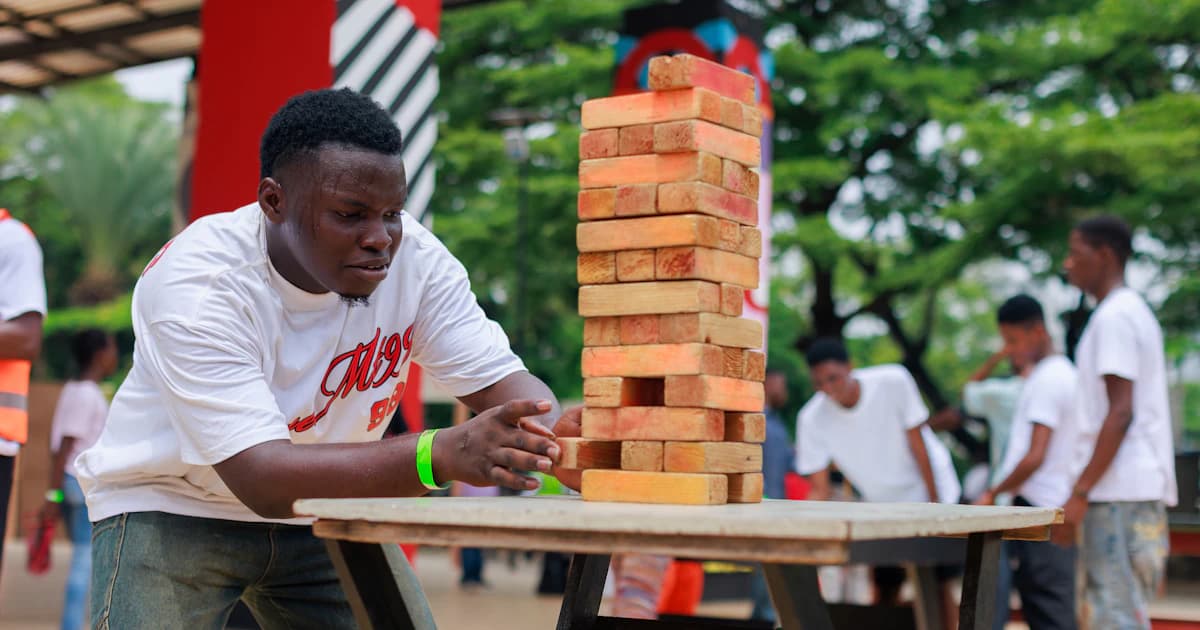 Jenga : ce que la tour apprend à votre enfant, et comment l'aider à jouer